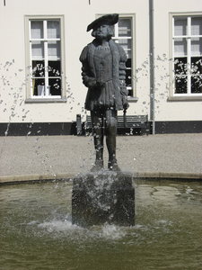 905630 Afbeelding van het bronzen beeld van keizer Karel V, gemaakt door Ru de Vries, in de grote fontein omringd door ...